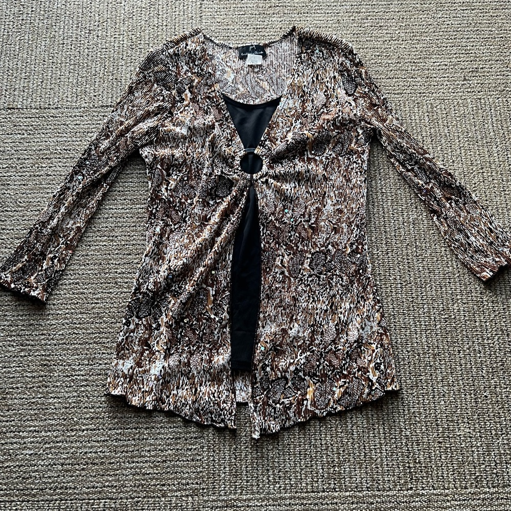 Y2K long sleeve top
Paired best with a black mini skirt and boots 
Size L